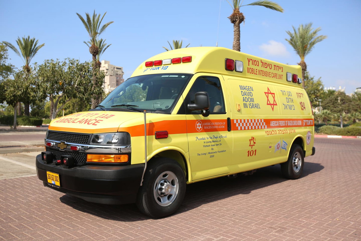 منطقة المركز: إصابة رجل (53 عامًا) بجروح متوسّطة إثر حادث طرق وقع بين ثلاث مركبات على شارع 471