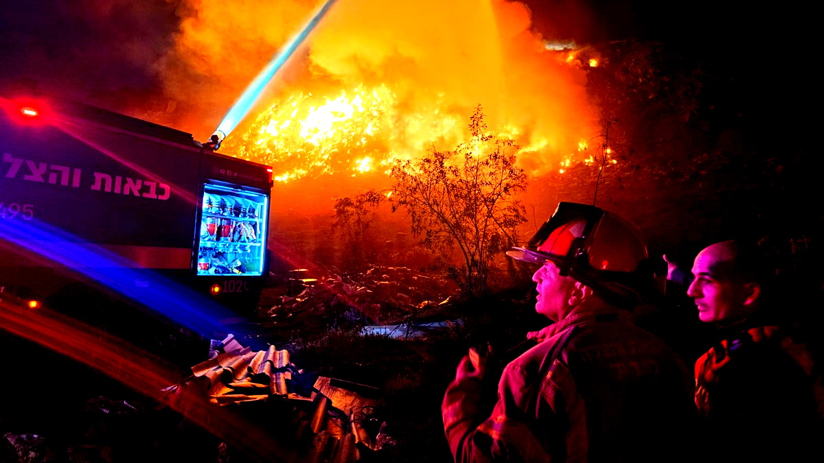 عيلوط: العديد من طواقم الإطفاء والإنقاذ تعمل منذ الليلة الماضية على إخماد حريق هائل اندلع في مكب نفايات 