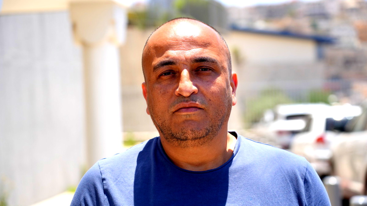 اصابة الصحفي حسن شعلان بجراح متوسطة بعد اندلاع اعمال عنف مجموعتين في جسر الزرقاء 