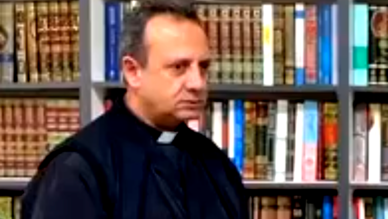 الاب سيمون خوري راعي كنيسة الروم الكاثوليك في كفركنا: أجراس الكنائس تعانق صوت الأذان... ولن نسمح بالمس بصوت الاذان  