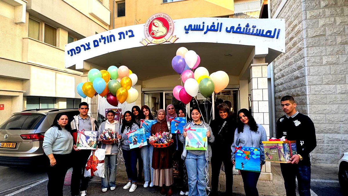 الناصرة: مجلس الطلاب في مدرسة عمر بن الخطاب بزيارة للأطفال في المستشفى الفرنسي بمناسبة حلول الأعياد 