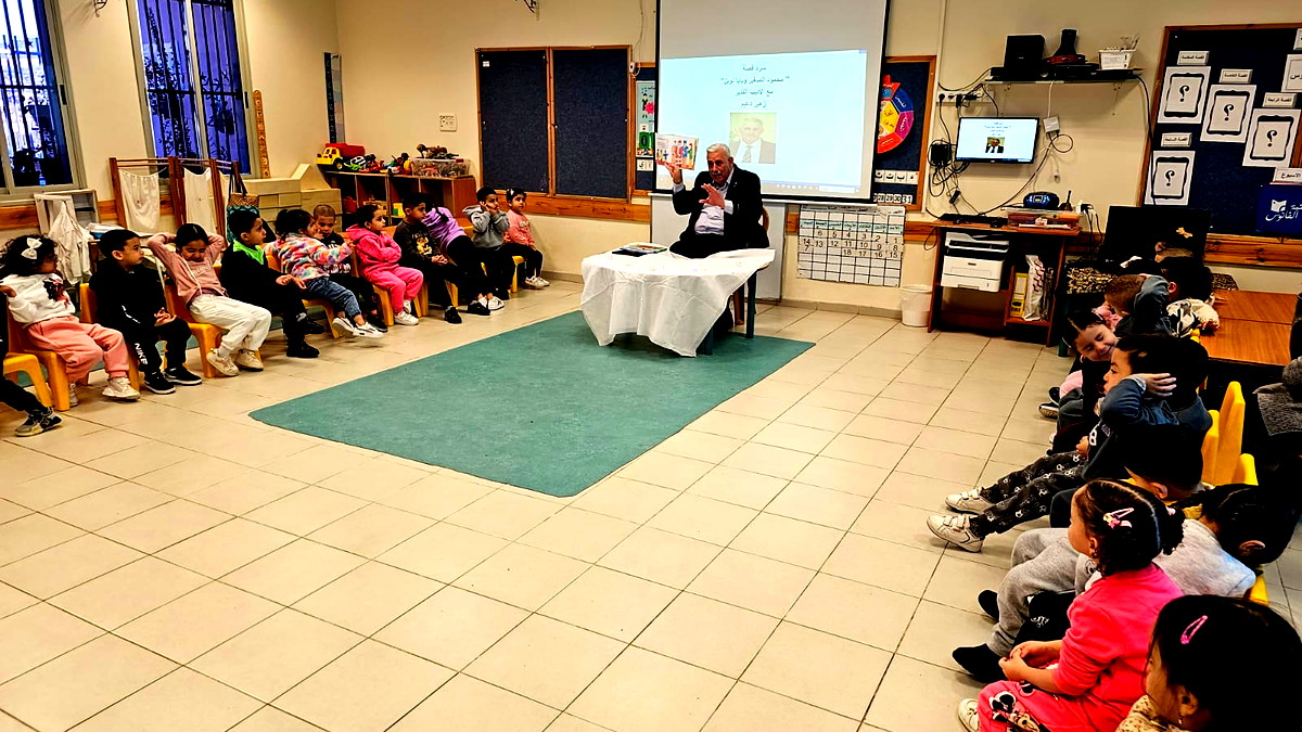 الكاتب زهير دعيم يروي قصة " بابا نويل ومحمود الصّغير لأطفال بستانيْ الحنان والمحبّة عبلّين