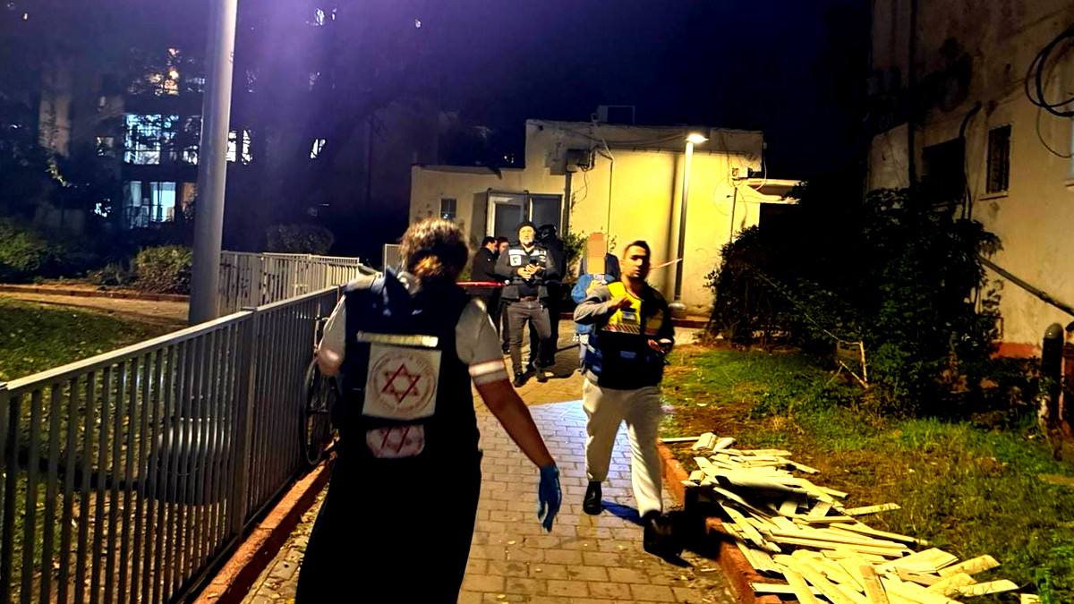 الجيش الإسرائيليّ يفشل في اعتراض صاروخ أطلق من اليمن وسقط في تل أبيب... 16 إصابة في المكان