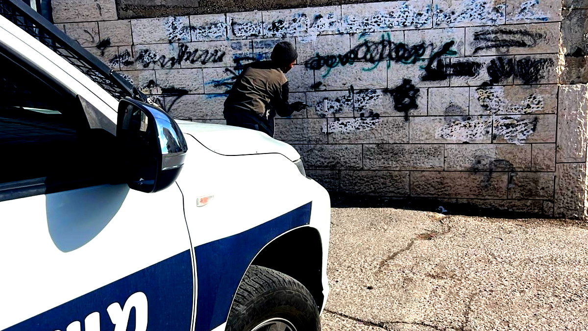 القدس: الشرطة تزيل كتابات تحريضية في العيسوية