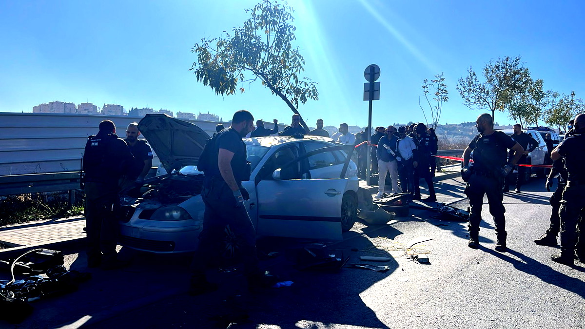 الشرطة: إطلاق النار على شخص بزعم محاولته تنفيذ عملية طعن قرب حاجز حزما في القدس