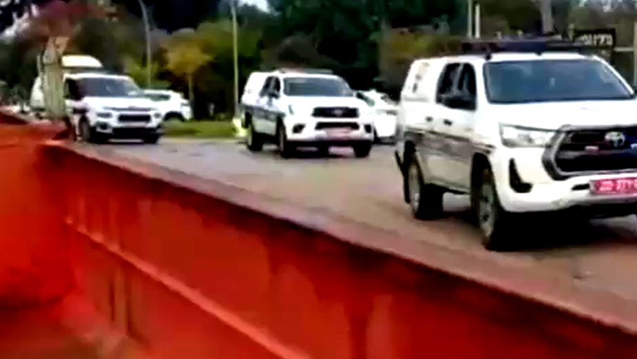 أم الفحم: العثور على قنابل وأسلحة ووسائل قتالية في إسطبلات الخيول