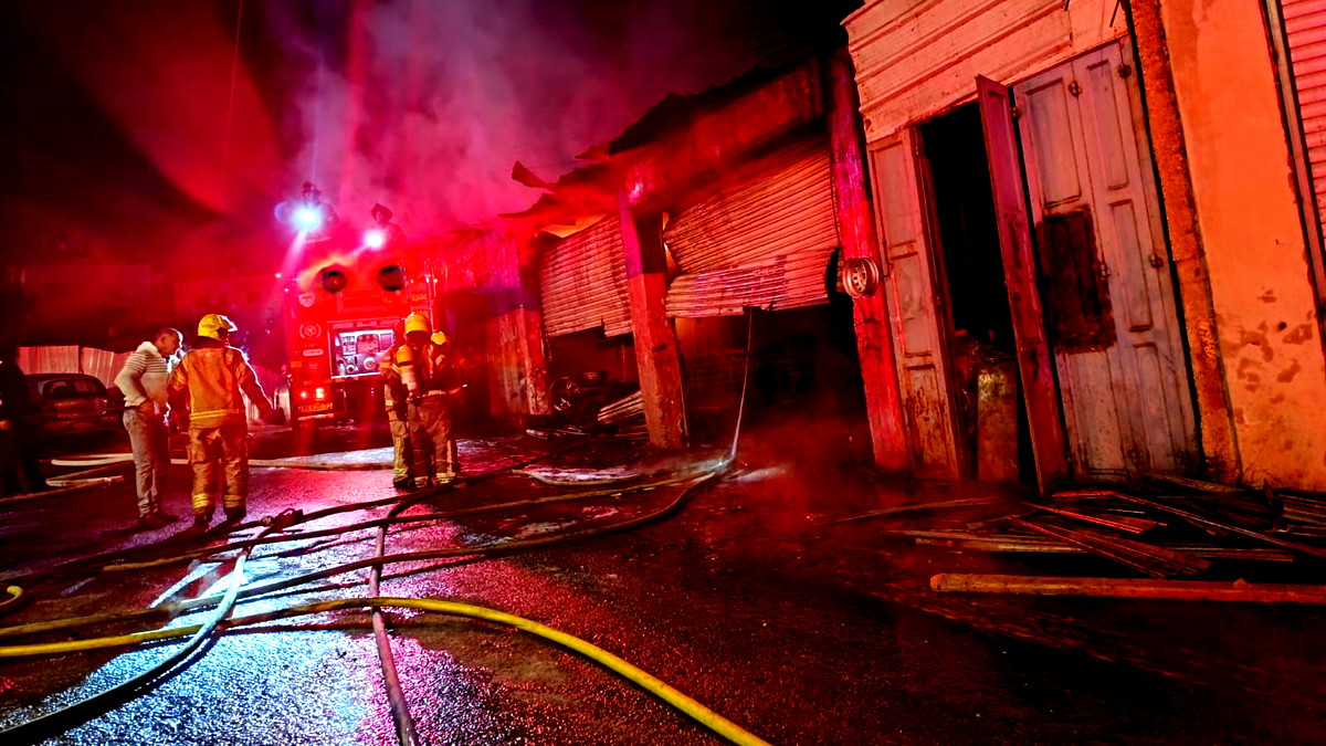 القدس: اندلاع حريق هائل داخل كراج سيارات في بيت حنينا فجر اليوم  يخلّف أضرارًا جسيمة