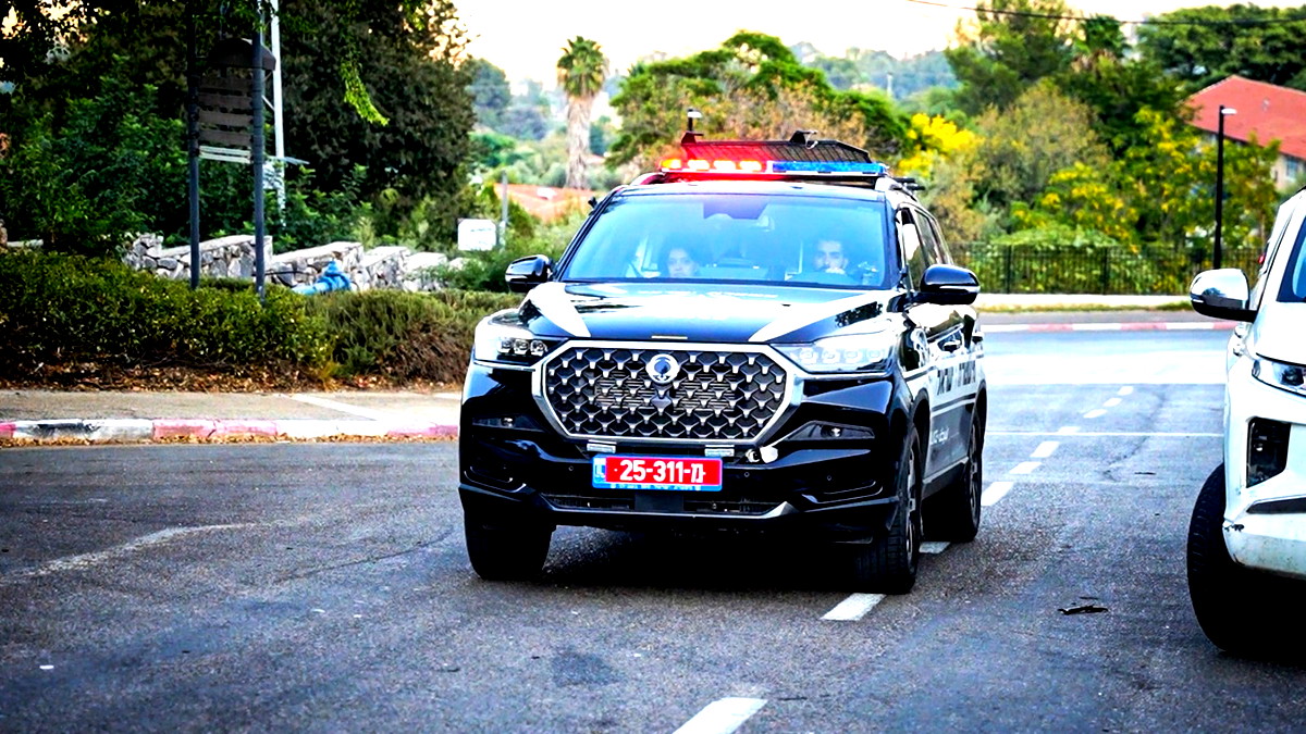 توثيق بالفيديو| اعتقال شابين (26 عامًا) من بلدات الشّمال بعد ضبط مبلغ 400 ألف شاقل بحوزتهما