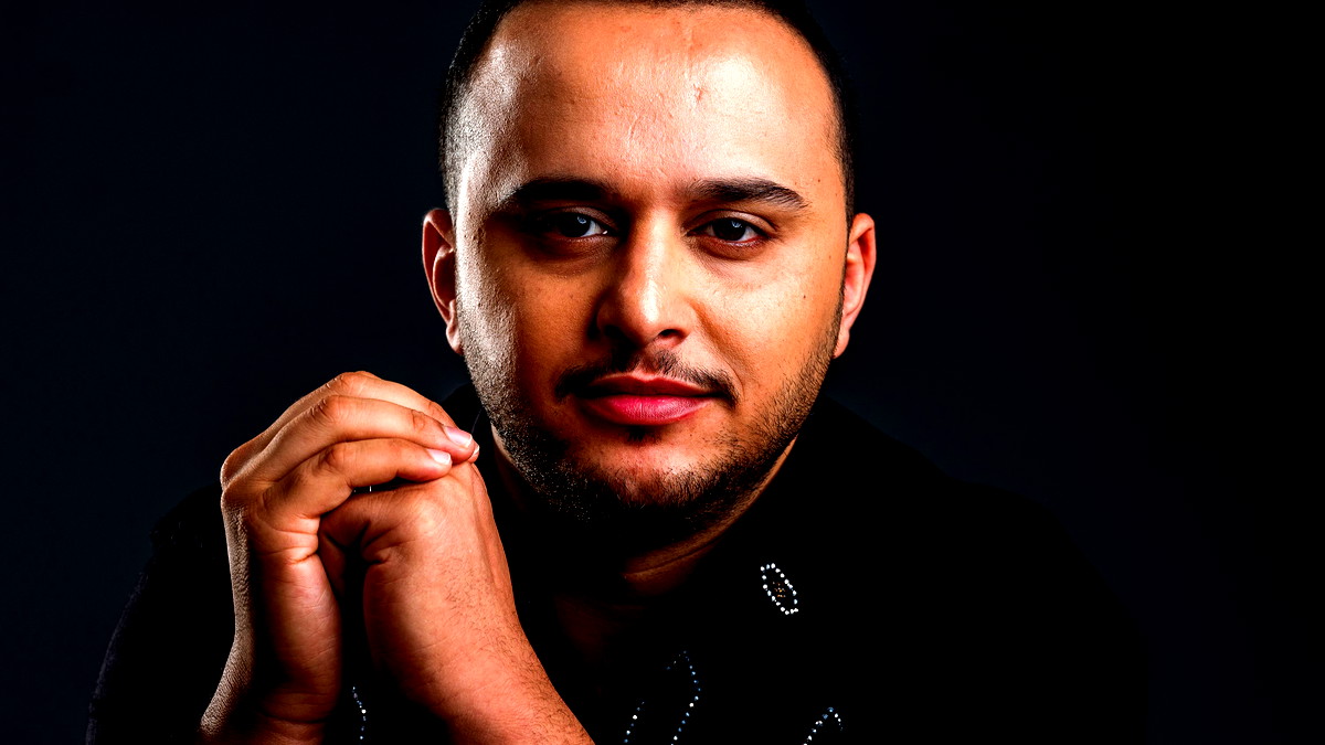 الفنان عزيز صالح يبدأ احتراف الغناء من دبي مع "دوزان ميوزك"