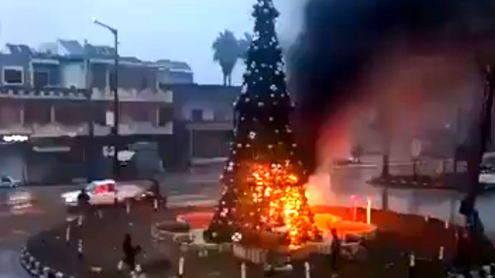 السلطات السورية تعزز الإجراءات الأمنية لحماية احتفالات عيد الميلاد بعد إحراق شجرة في حماة