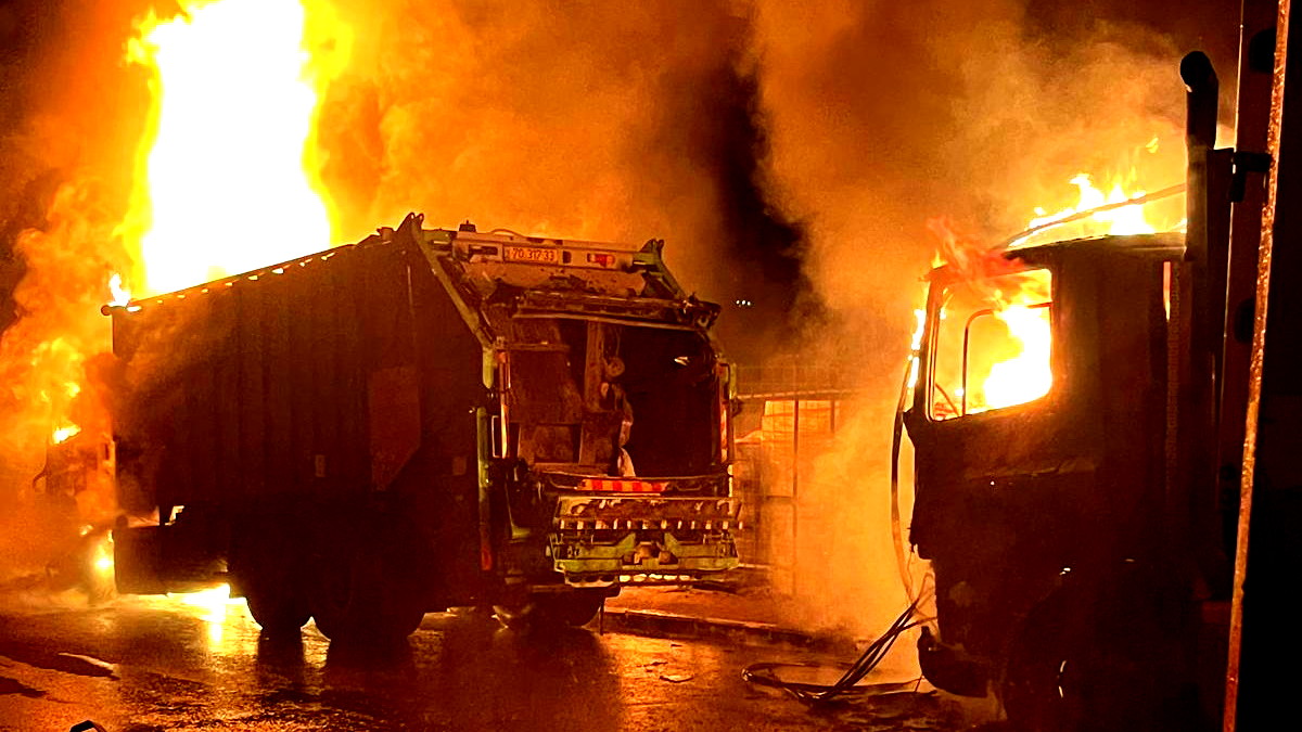 عرابة: إضرام النار في شاحنات لجمع النفايات والشرطة تباشر التحقيق