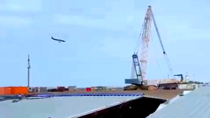 فيديو| تحطم طائرة أذربيجانية قرب مدينة أكتاو في كازاخستان... كان على متنها 67 شخصًا 