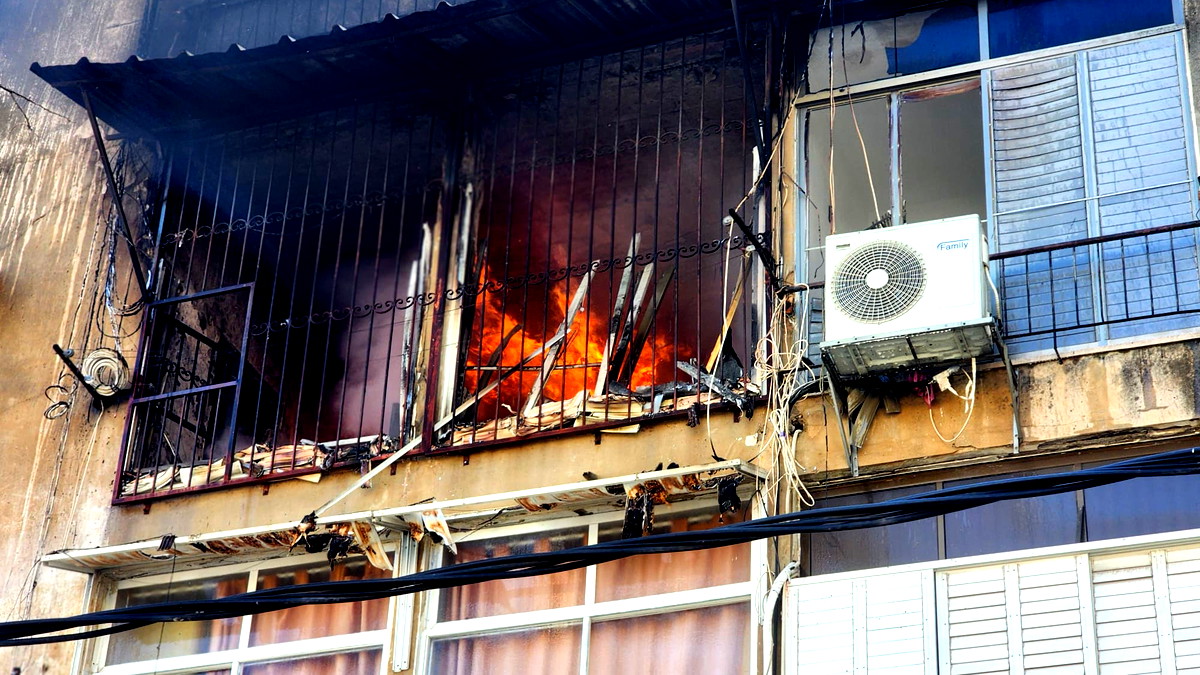 فيديو وصور| حيفا: طواقم الإطفاء والإنقاذ تعمل على إخماد حريق هائل شبّ في شقة سكنية