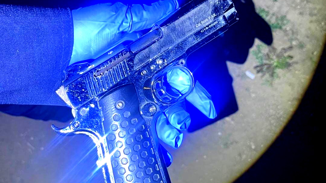 عُثر عليه داخل مقبرة... البعينة نجيدات: اعتقال قاصر (17 عامًا) بشبهة حيازة سلاح بشكل غير قانوني