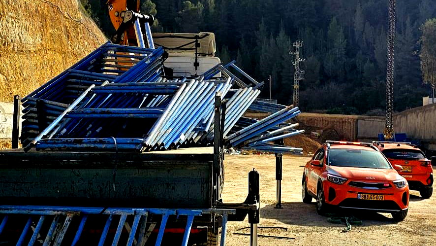 القدس: إصابة عامل (40 عامًا) بجراح متوسطة إثر سقوط سقالات عليه أثناء عمله 