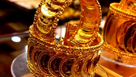 أسعار الذهب تشهد انخفاضًا طفيفًا نسبة ليوم أمس الجمعة وتُسجل حَوالَيْ 2,621.90 دولار أميركي لسعر الأونصة 