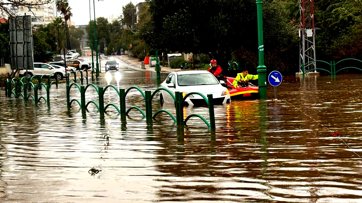 توثيق بالفيديو- فيضانات هائلة في منطقة الخضيرة وطواقم الإطفاء والإنقاذ تعمل على تخليص عالقين