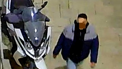 القدس: اعتقال شاب من سلوان بشبهة اقتحام حافلات وسرقة ممتلكات