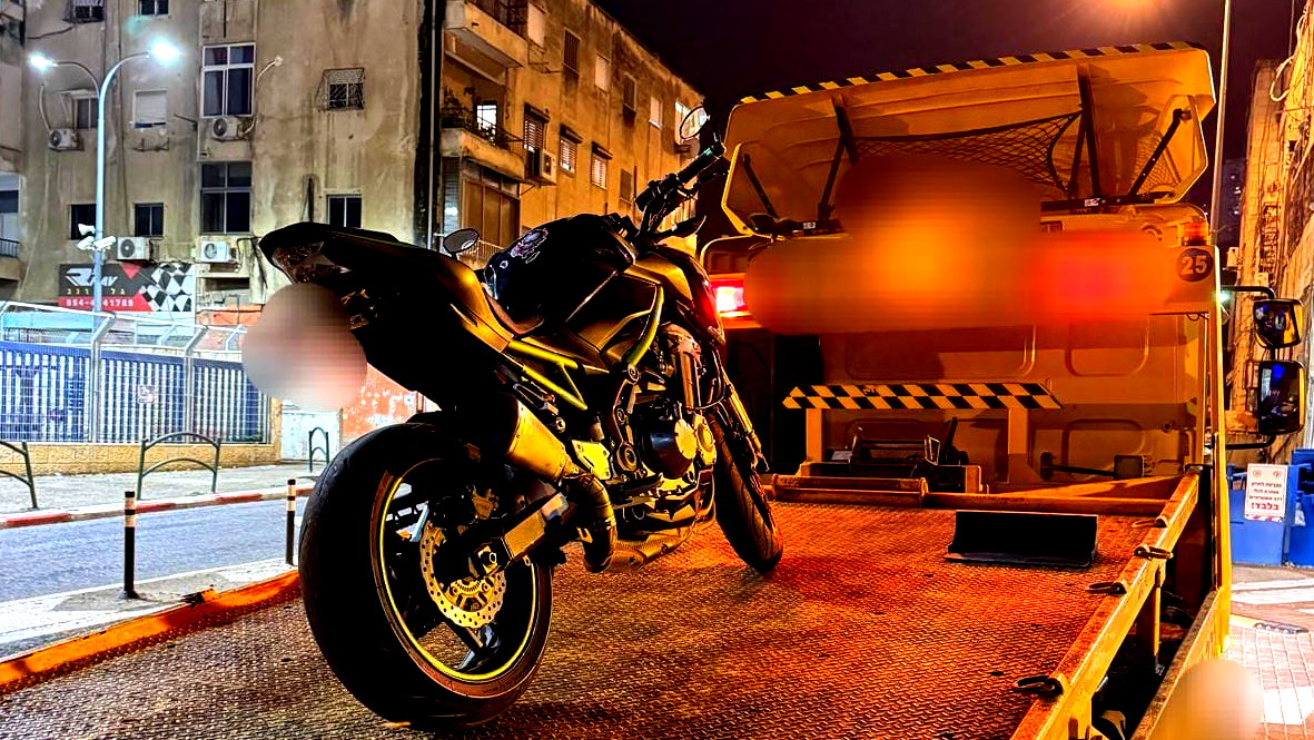 القاء القبض على سائق دراجة نارية من كابول وسحب الرخصة منه بتهمة القيادة بتهور وتعريض حياة الناس لخطر