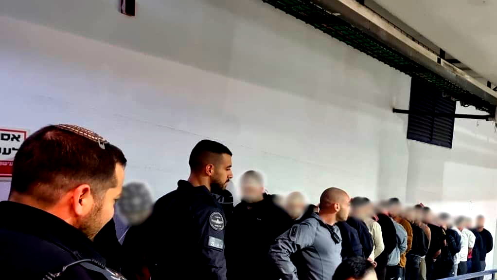 يافا- تل أبيب: القبض على 25 مقيمًا غير شرعي في حقل زراعي