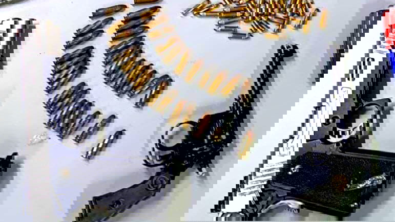 خلال نشاط للشرطة| العثور على مسدس وذخيرة بالإضافة إلى عشرات آلاف الشواقل في أحد منازل القدس... إلقاء القبض على مشتبه به (40 عامًا)