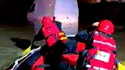 (فيديو) إنقاذ عالق بسيارة بسبب الفيضانات في الطيبة