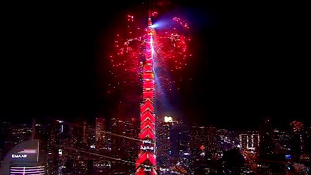 الإمارات تستقبل العام الجديد 2025 بعروض مبهرة