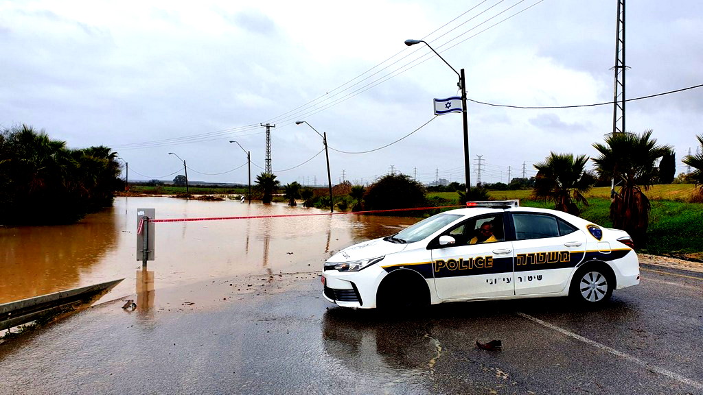 استمرار المنخفض الجوي وامطار غزيرة واغلاق شوارع في المركز والجنوب