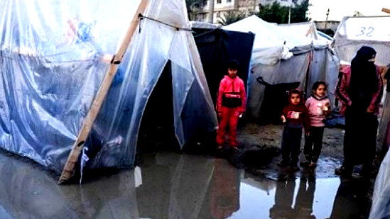 نداء استغاثة من النازحين بقطاع غزة : مياه الامطار غمرت خيامنا، انقذوا اطفالنا