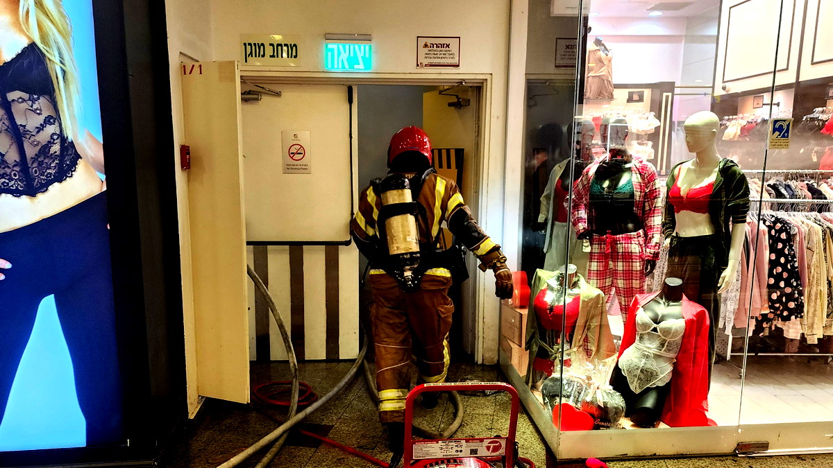 اخلاء مجمع تجاري في حيفا بعد اندلاع حريق في المكان