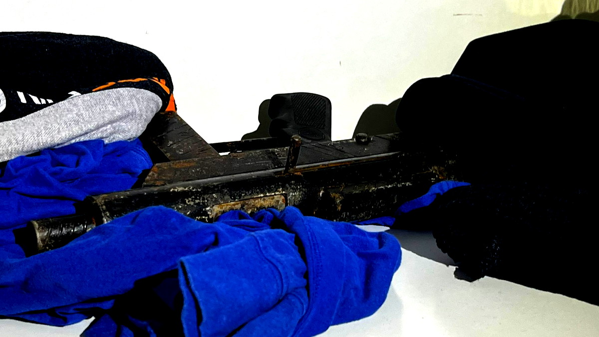 ضبط بندقية بغرفة نوم في جسر الزرقاء واعتقال شاب