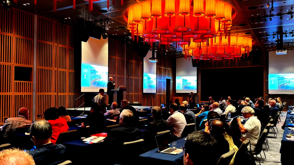 البروفيسور فيصل عزايزة يحاضر أمام عشرات الباحثين في سنغافورة