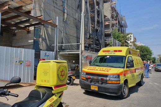 اصابة عامل (60 عامًا) جراء سقوطه عن ارتفاع في مدينة الناصرة