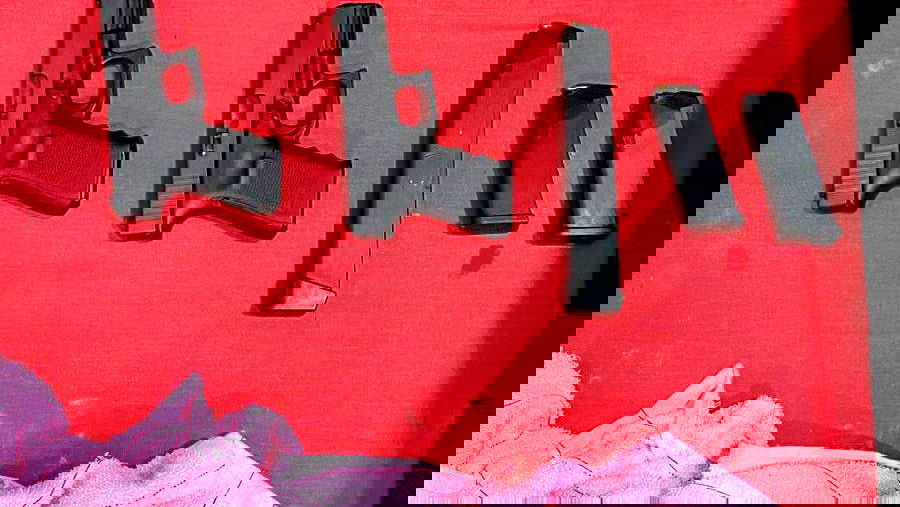 فيديو - العثور على مسدسين في غرفة استقبال ضيوف بمدينة طمرة