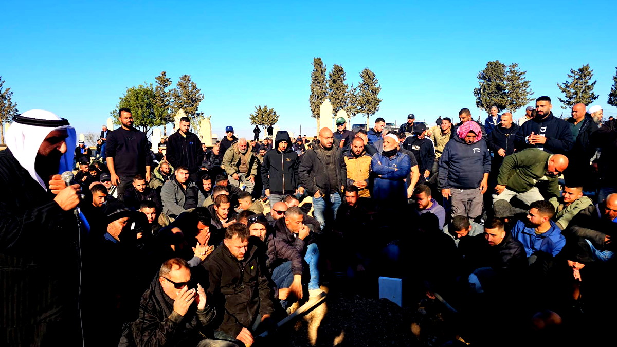 بعد العثور على جثته في قطاع غزة- آلالاف من أهالي رهط يشيعون جثمان يوسف زيادنة 