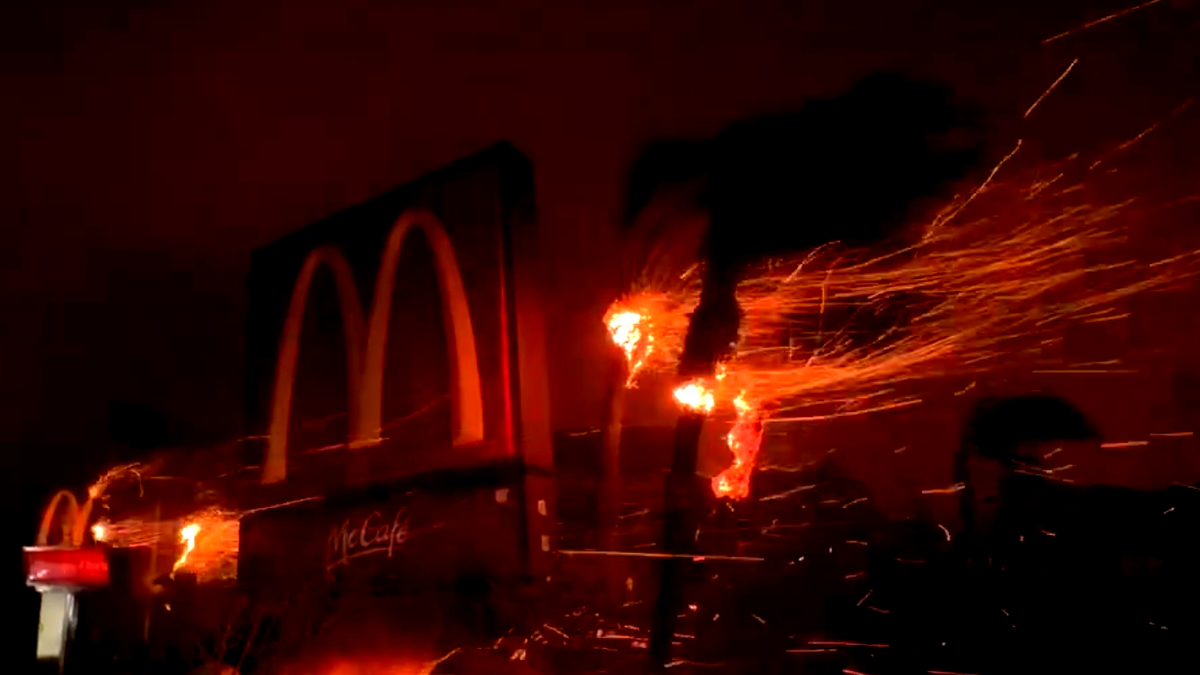 بايدن يعلن ولاية كاليفورنيا منطقة منكوبة جرّاء اتساع الحرائق