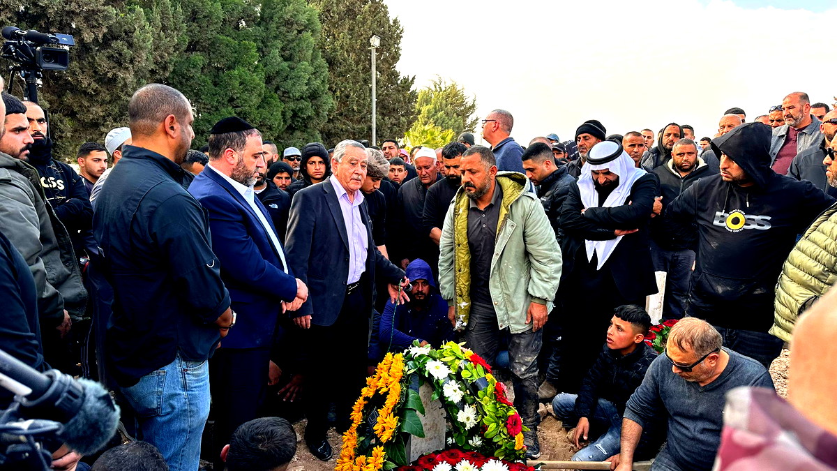 وزير الداخلية موشيه أربيل يشارك في جنازة حمزة الزيادنة في رهط