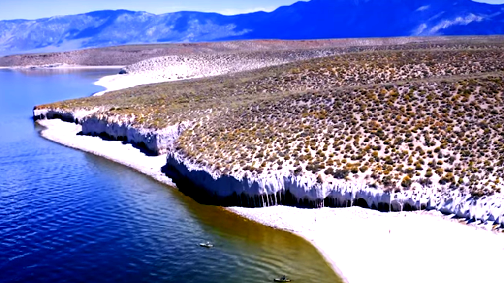  أكثر الوجهات الطبيعية الفريدة في ولاية كاليفورنيا...  بحيرة كراولي
