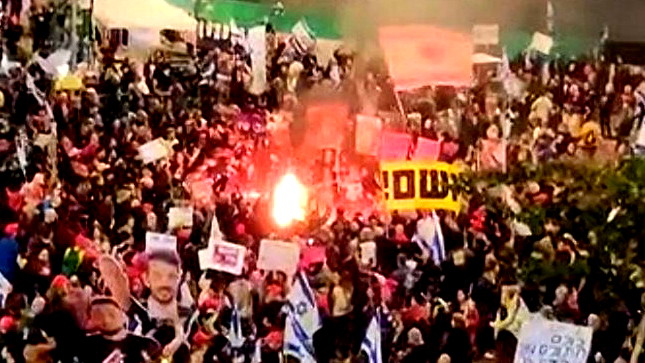 تظاهرات حاشدة في تل أبيب للضغط على نتنياهو ودفعه لإبرام صفقة التبادل مع حماس