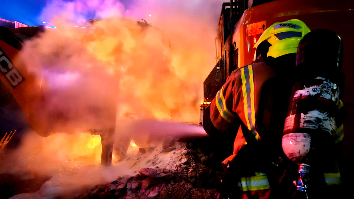 صفد: اندلاع حريق بالات حفر كبيرة- لم يبلغ عن اصابات