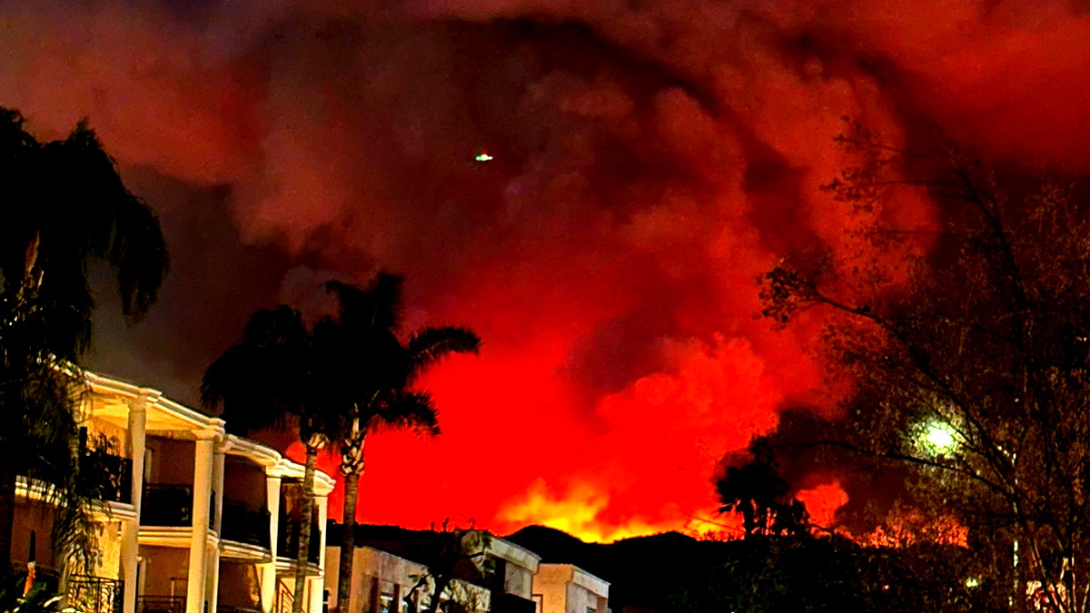 حرائق لوس أنجلوس: مصرع 11 شخصًا وتدمير 10 آلاف منزل وسط تهديدات برياح عاتية