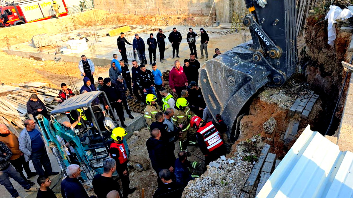 شعب: قوات الانقاذ تعمل على تخليص عامل عالق بعد انهيار جدار بورشة بناء