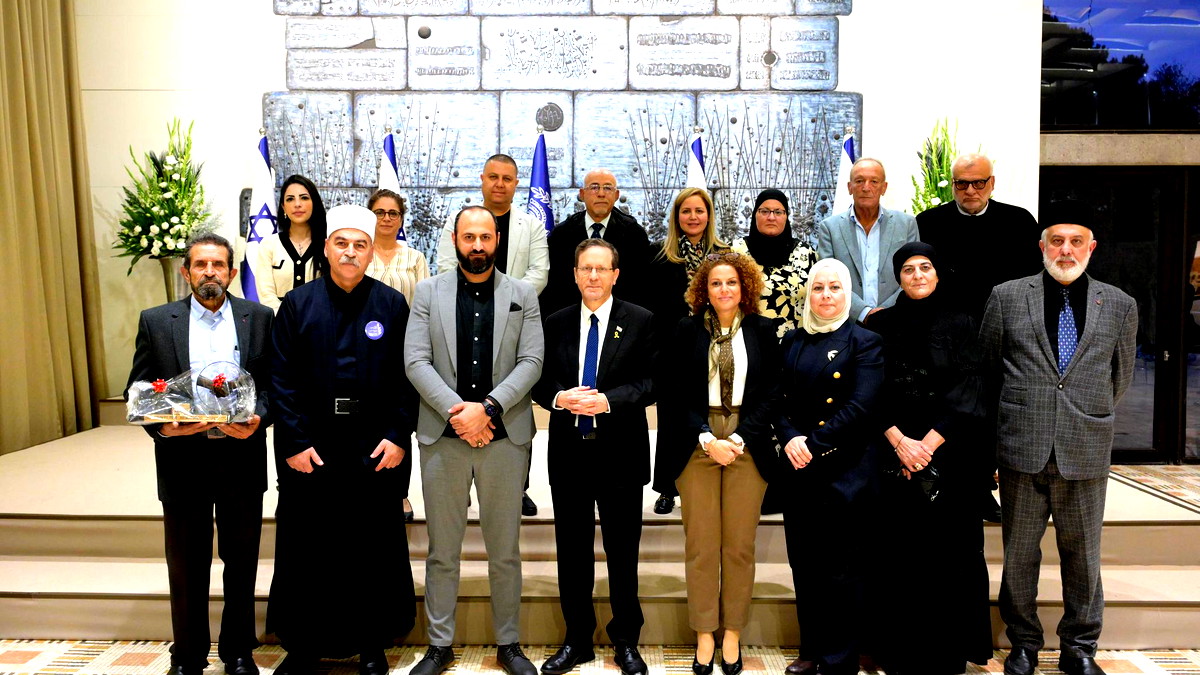 رئيس الدولة يلتقي بممثلين عن المنتدى الشعبي القطري لمكافحة العنف والجريمة في المجتمع العربي.