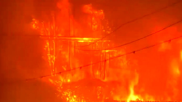 حرائق لوس أنجلوس: ارتفاع عدد القتلى وإجلاء آلاف السكان وسط جهود للسيطرة على النيران