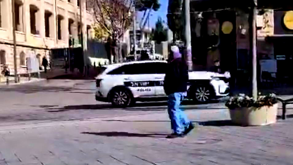 فيديو - دورية شرطة تدهس شخص على سكة القطار الخفيف في القدس