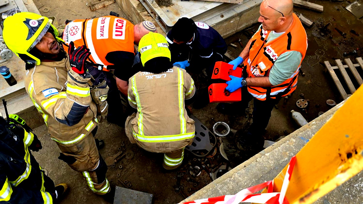 حيفا: اصابة عامل (63 عامًا) بجراح متوسطة اثر سقوطه في حفرة