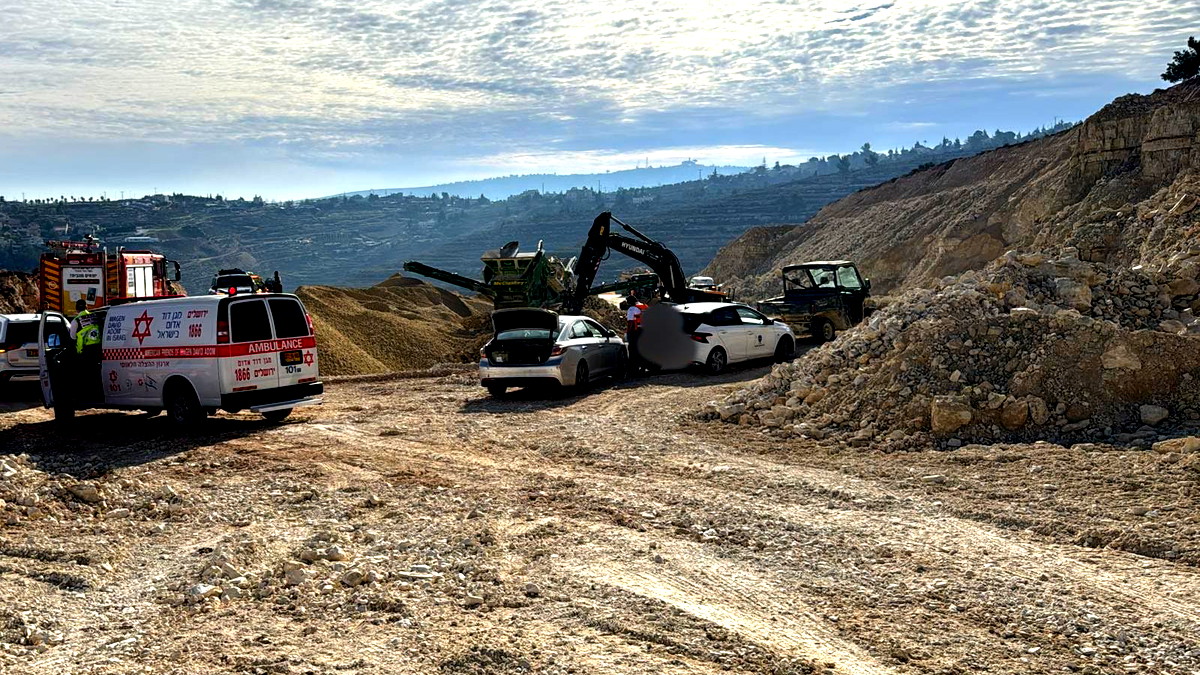 منطقة القدس: مصرع عامل في العشرين من العمر جرّاء انقلاب جرار في موقع بناء بجفعات زئيف
