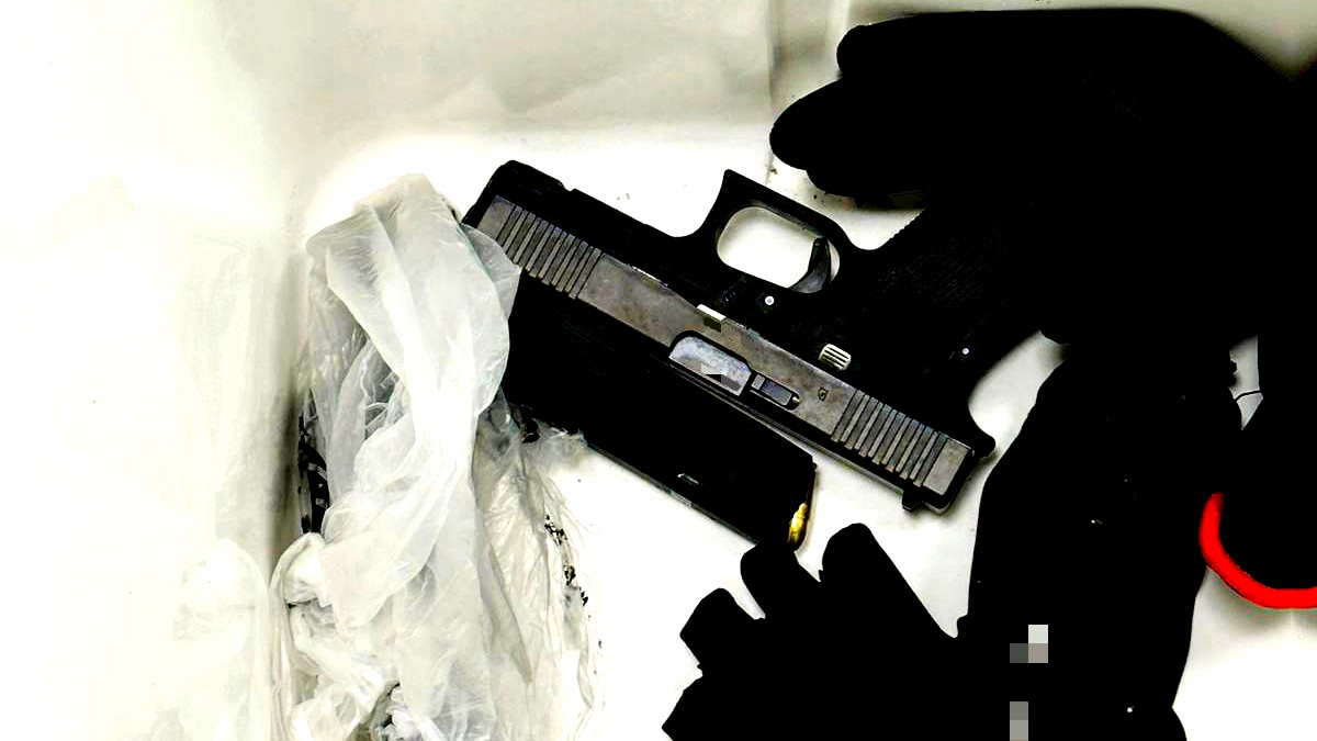 خلال نشاط للشرطة في مدينة طمرة| ضبط مسدس  من نوع جلوك في مخزن داخل براد صغير