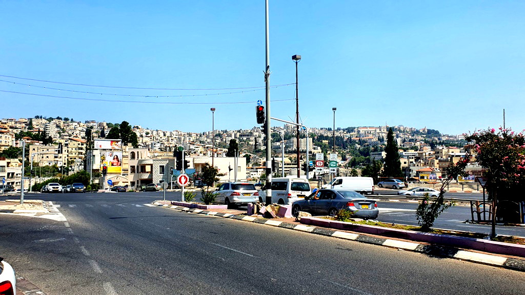 وفد من الفاتيكان برفقه سياده المطران اتيليونوسترو يزور بلدية الناصرة