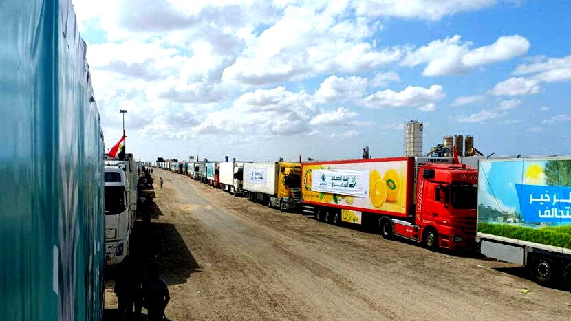 بدء دخول شاحنات المساعدات إلى قطاع غزة من معبر كرم أبو سالم